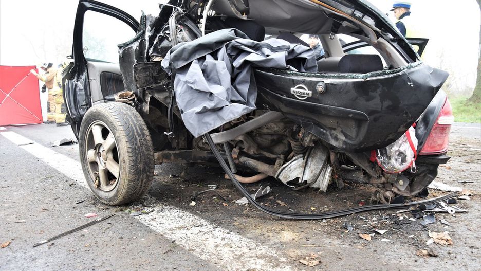 Samochód jest zniszczony, a dwie osoby nie żyją