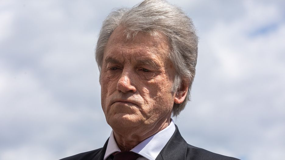 KYIV, UKRAINE - 2022/05/17: Former president of Ukraine Viktor Yushchenko takes part in the farewell ceremony of former President Leonid Kravchuk. Ukrainian officials bid farewell to the former President of Ukraine, Leonid Kravchuk, in the "Ukrainian House," located in the European Square in Kyiv. The farewell ceremony was held before Kravchuck was buried in Baykovo Cemetery. Kravchuk was the first president of independent Ukraine after gaining its independence from the Soviet Union in 1991. (Photo by Mykhaylo Palinchak/SOPA Images/LightRocket via Getty Images)
