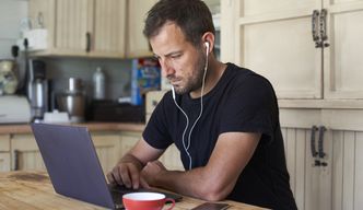 "Paranoja produktywności". Microsoft publikuje najnowsze badania na temat wydajności pracujących hybrydowo