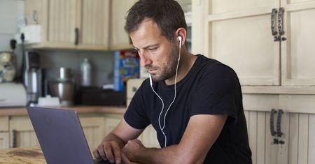 "Paranoja produktywności". Microsoft publikuje najnowsze badania na temat wydajności pracujących hybrydowo
