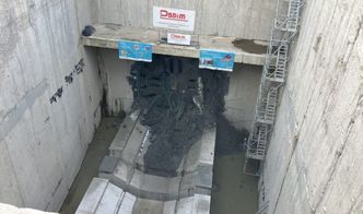 Trzy tunele kolejowe pod Łodzią wydrążone, zostały dwa. Jest film z przebicia komory