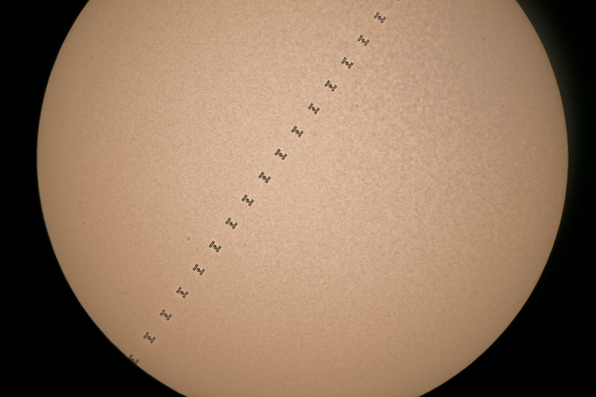 16 zdjęć w 0,7 sekundy. Fotograf uchwycił przelot ISS na tle słońca 1