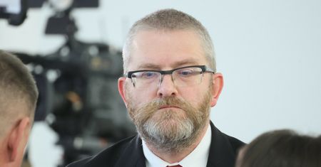 YouTube usuwa filmy Brauna. Polityk może stracić całe konto