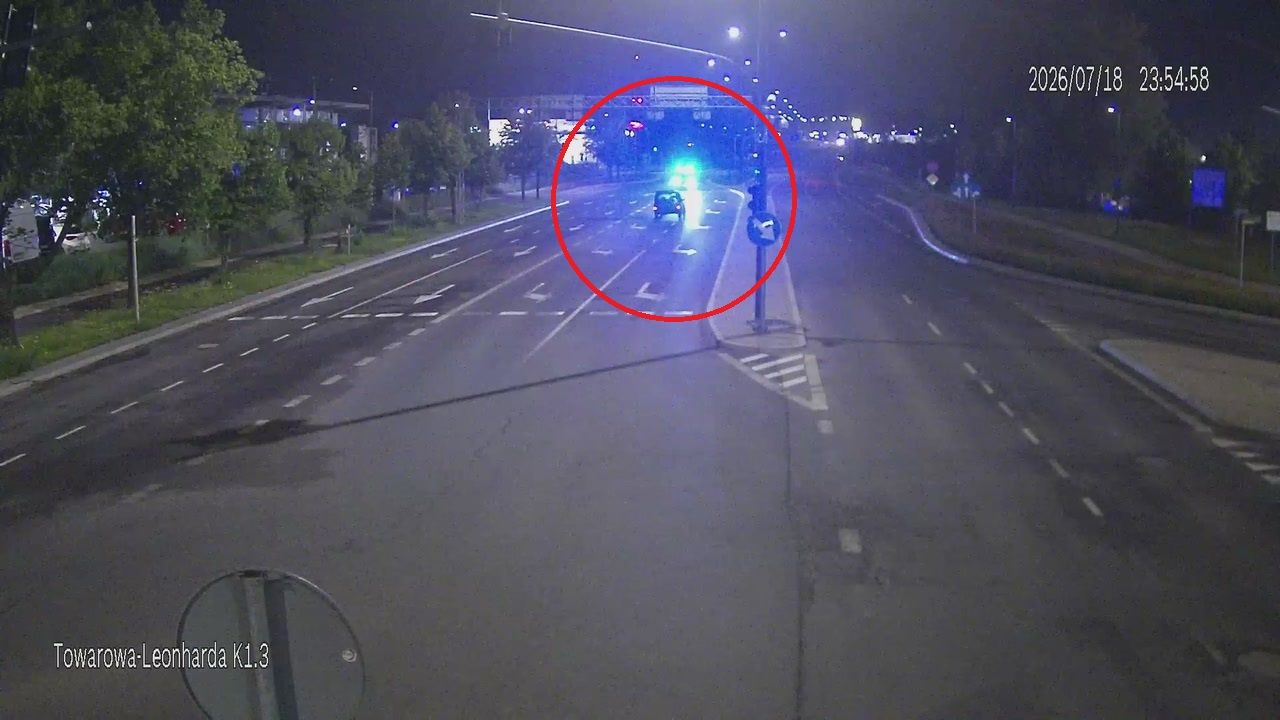 Jechał na "czołówkę" z policją. Pirat drogowy się doigrał