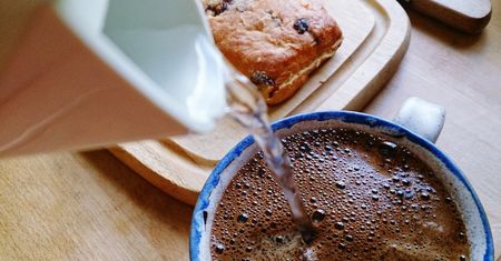 Największy kawowy grzech Polaków. Barista wyjaśnia, czym jest przeparzanie