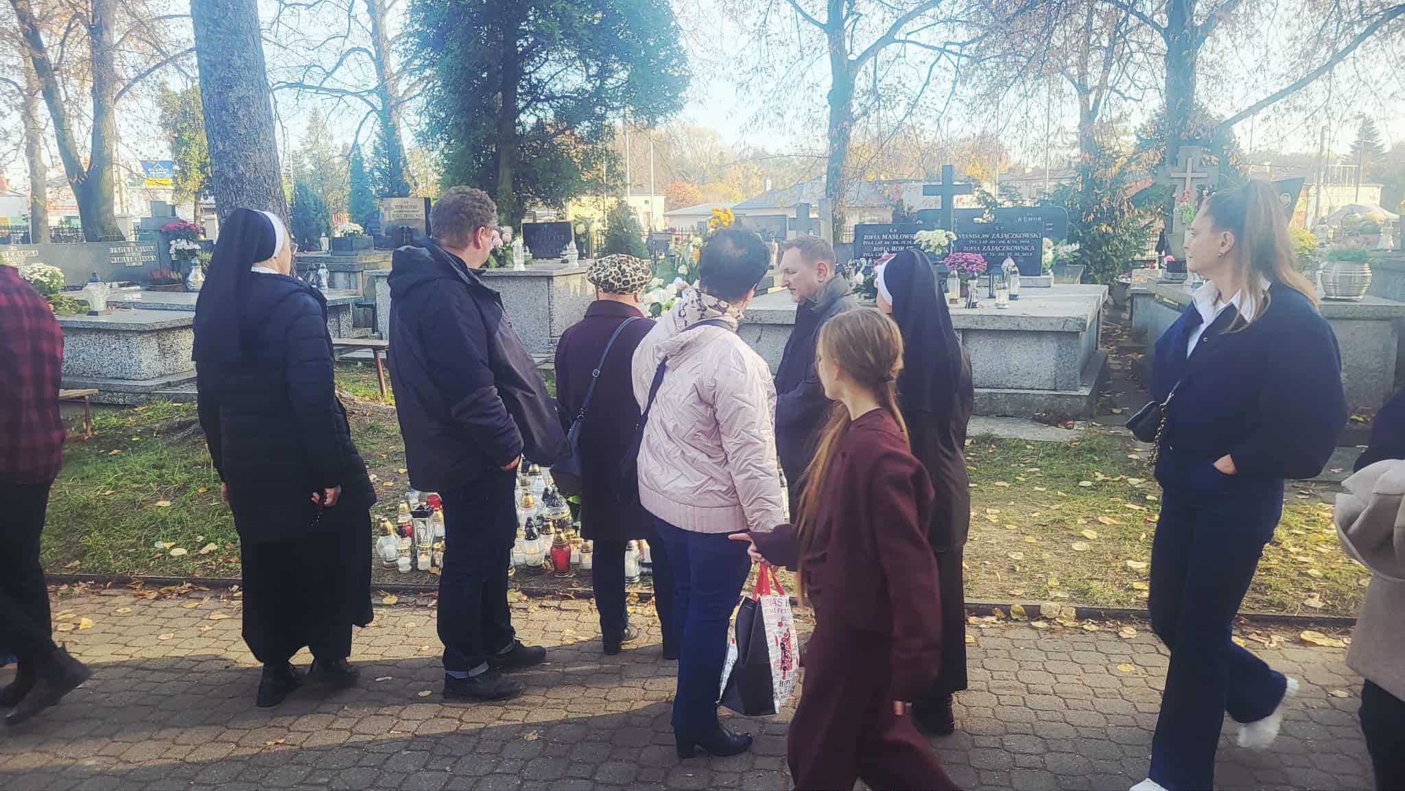 Foule devant la tombe de Marek Perepeczko le jour de la Toussaint
