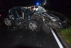 Złotów. Auto wjechało w drzewo. Nie żyje 20-latka, kierowca uciekł