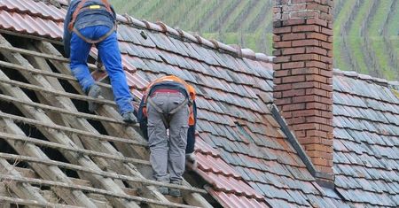 Nieszczęśliwy wypadek podczas wymiany dachu. Nie żyje 28-letni pracownik
