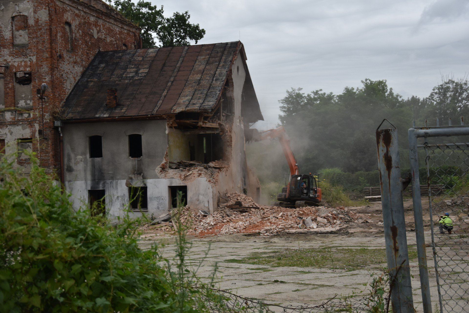 Przygotowania do inwestycji na terenie dawnego młyna Szancera. Wyburzany jest budynek przybudówki od strony zachodniej