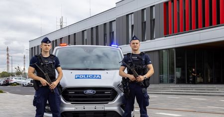 ORLEN przekazał specjalistyczny pojazd dla komendy