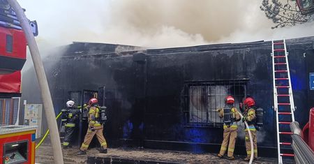 Pożar warsztatu samochodowego w Lublinie. Z ogniem walczyło 14 zastępów straży pożarnej. Straty są ogromne [ZDJĘCIA]