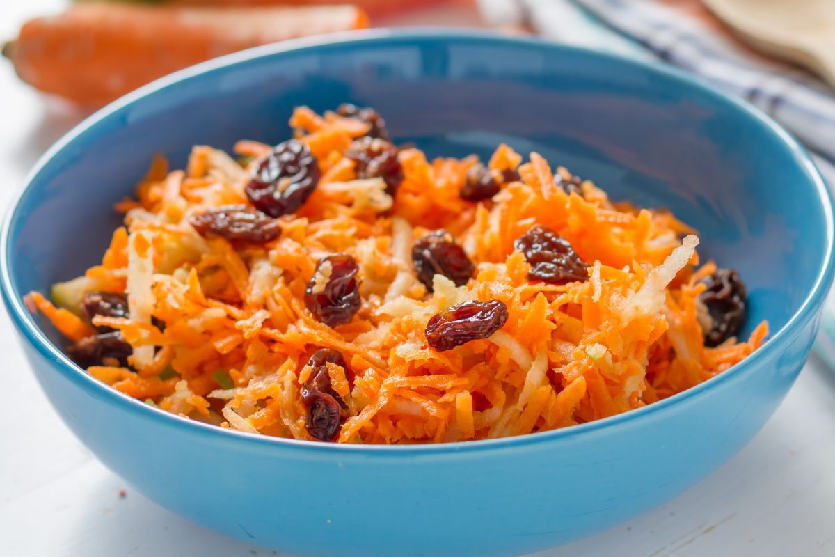 Carrot salad with raisins - Delicacy
