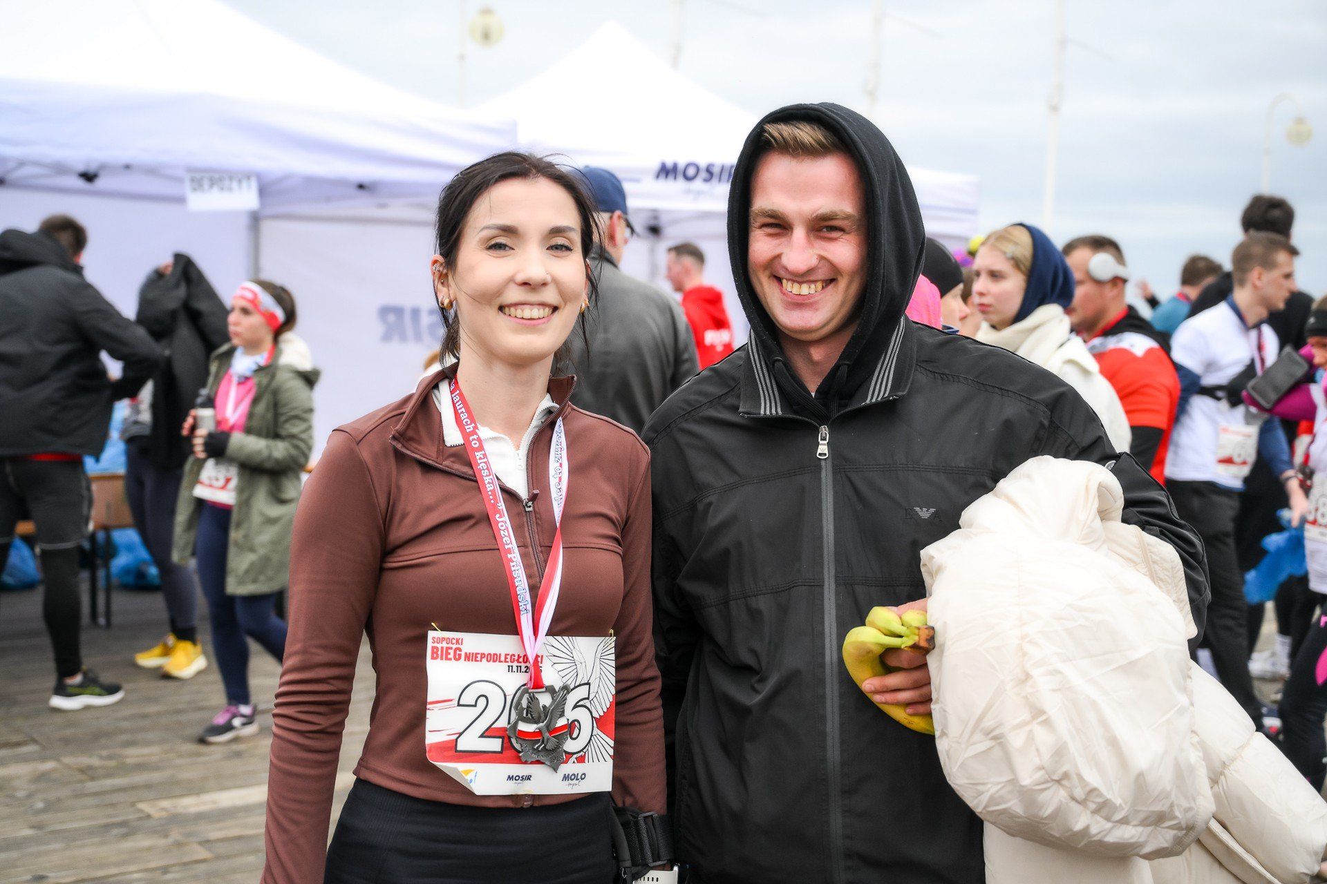 Na dystansie około 5 km rywalizowali uczestnicy Sopockiego Biegu Niepodległości, który start i finisz miał na najsłynniejszym, drewnianym molu w Polsce (11.11.2025)
