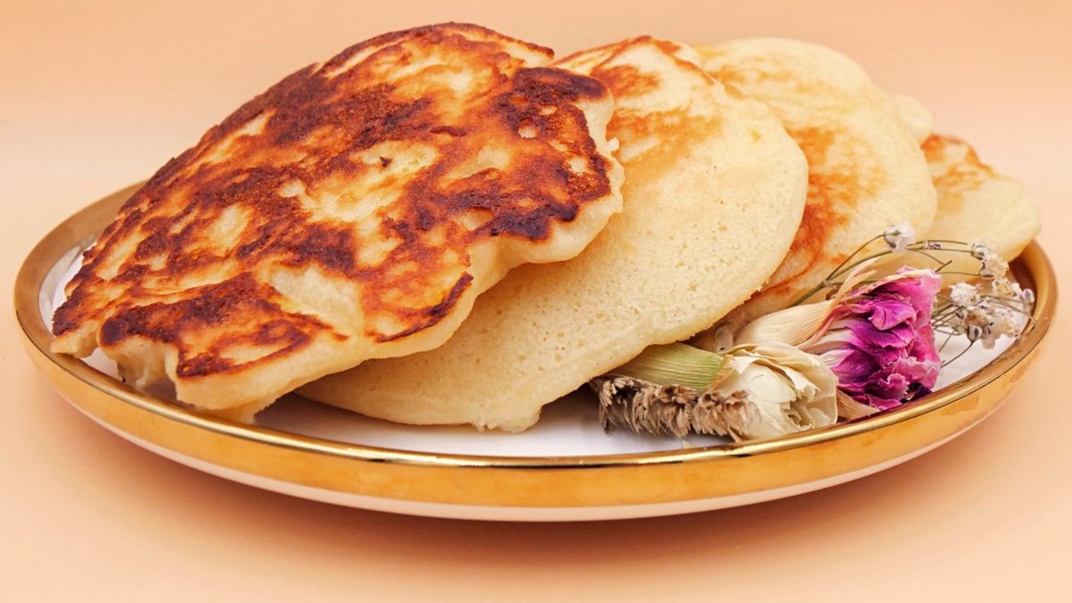 Gotowe racuchy z jabłkami przełóż na talerz.