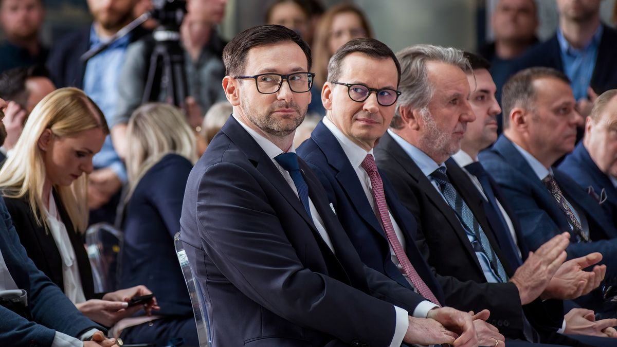Daniel Obajtek i ówczesny premier Mateusz Morawiecki podczas konferencji dotyczącej planów spółki Orlen Synthos Green Energy, kwiecień 2023 roku
