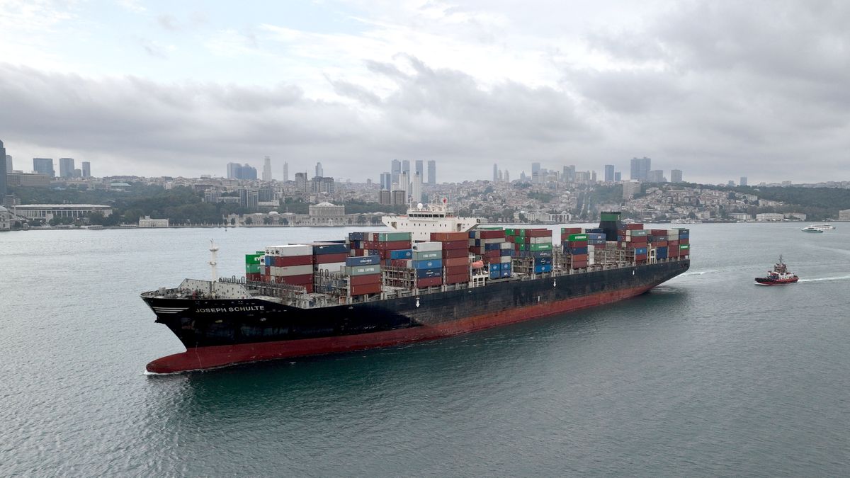 Kontenerowiec Joseph Schulte, który wypłynął z Odessy, przepływa przez Cieśninę Bosfor, 18 sierpnia 2023 roku