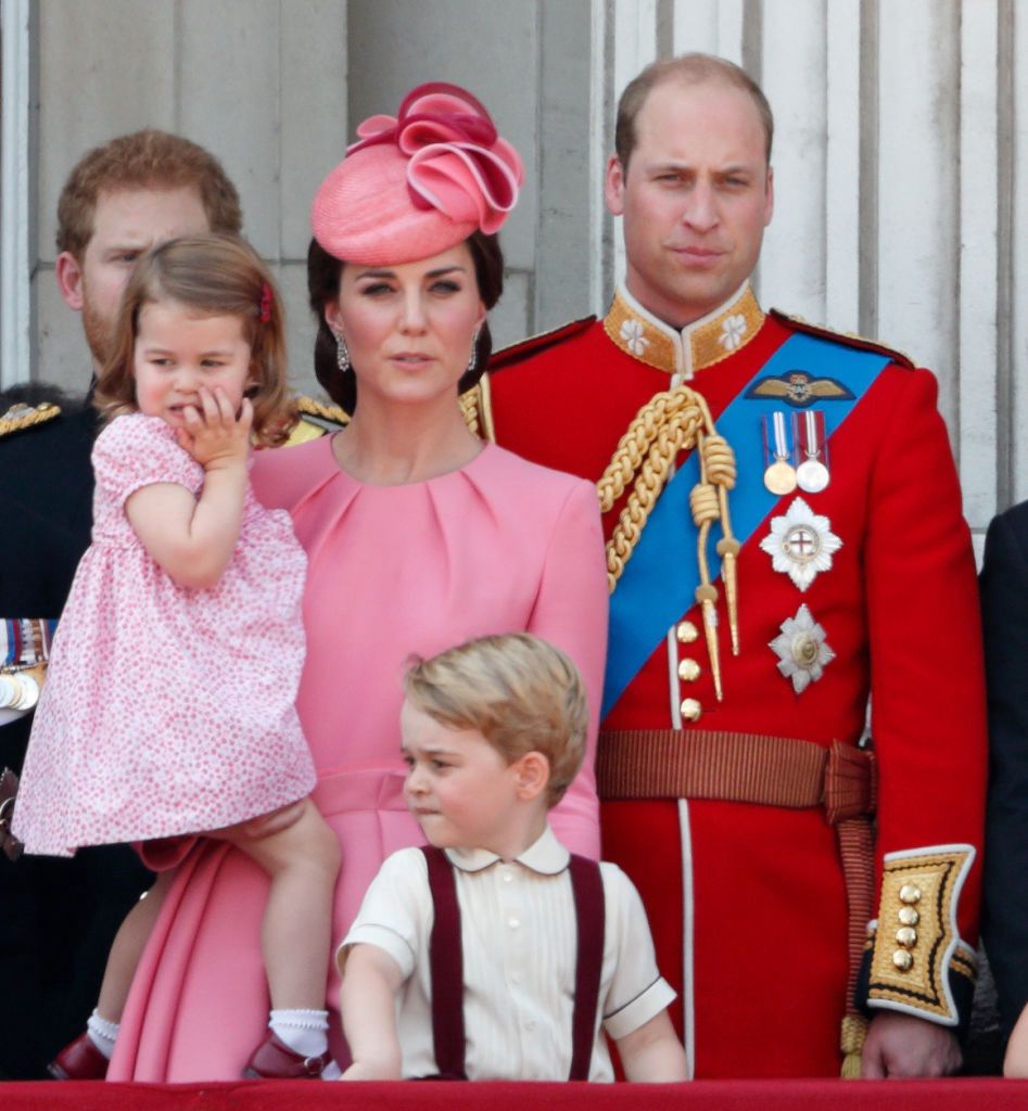 2017. Księżna Kate i księżniczka Charlotte w różu