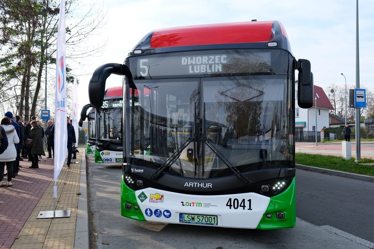 Świdnik odebrał zamówione w ubiegłym roku trzy miejskie autobusy wodorowe. Za ich kierownicą zasiądą kierowcy MPK Lublin