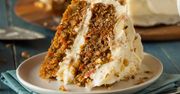 Wilgotne ciasto marchewkowe z aksamitnym kremem. Kluczem do sukcesu jest nietypowy składnik