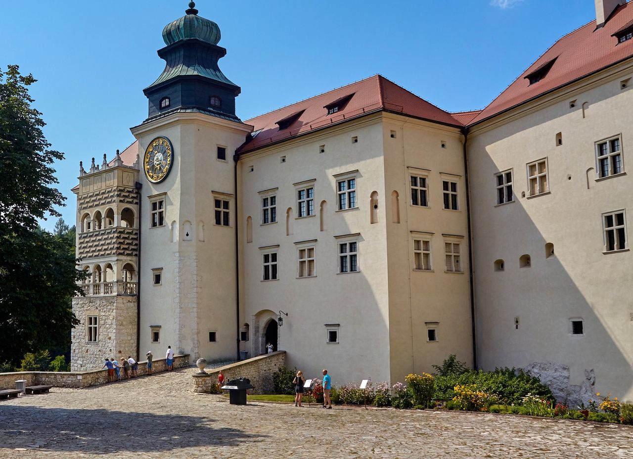 By wejść do restauracji na terenie zamku, trzeba zapłacić za wstęp