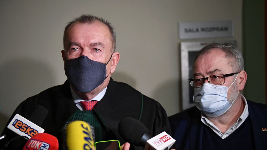 Gdańsk, 16.02.2022. Adwokat Jerzy Glanc (L) i brat tragicznie zmarłego prezydenta Piotr Adamowicz (P) przed salą rozpraw w Sądzie Okręgowym w Gdańsku, 16 bm. Na niejawnym posiedzeniu sąd rozpatruje wniosek przeciwko Stefanowi W. sprawcy ataku na byłego prezydenta Pawła Adamowicza. Podczas posiedzenia prawdopodobnie zostanie wyznaczony termin rozpoczęcia procesu w tej sprawie (aldg) PAP/Adam Warżawa
*** UWAGA!!! ZAKAZ PUBLIKACJI DANYCH OSOBOWYCH OSKARŻONEGO! ***