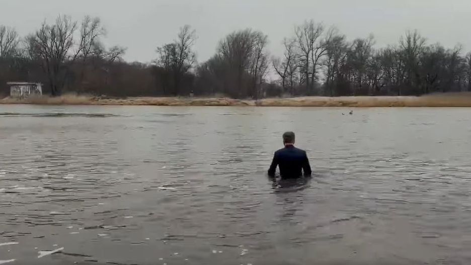 Jacek Sauter, burmistrz Bytomia Odrzańskiego, wszedł w garniturze wprost do lodowatej Odry. (Fot. Bytom Odrzański)