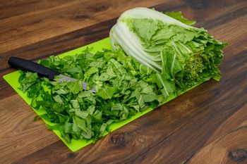 Szybka surówka z kapusty pekińskiej. Zrobisz w kilka minut