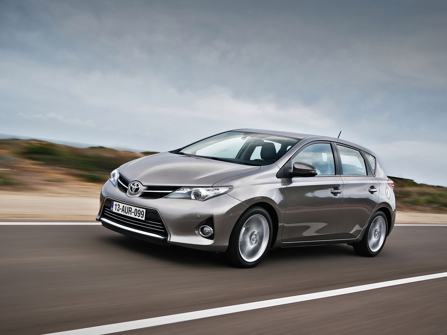 Toyota Auris II prowadzi się pewnie. Mocniejsze wersje silnikowe mają z tyłu wielowahaczowe zawieszenie.