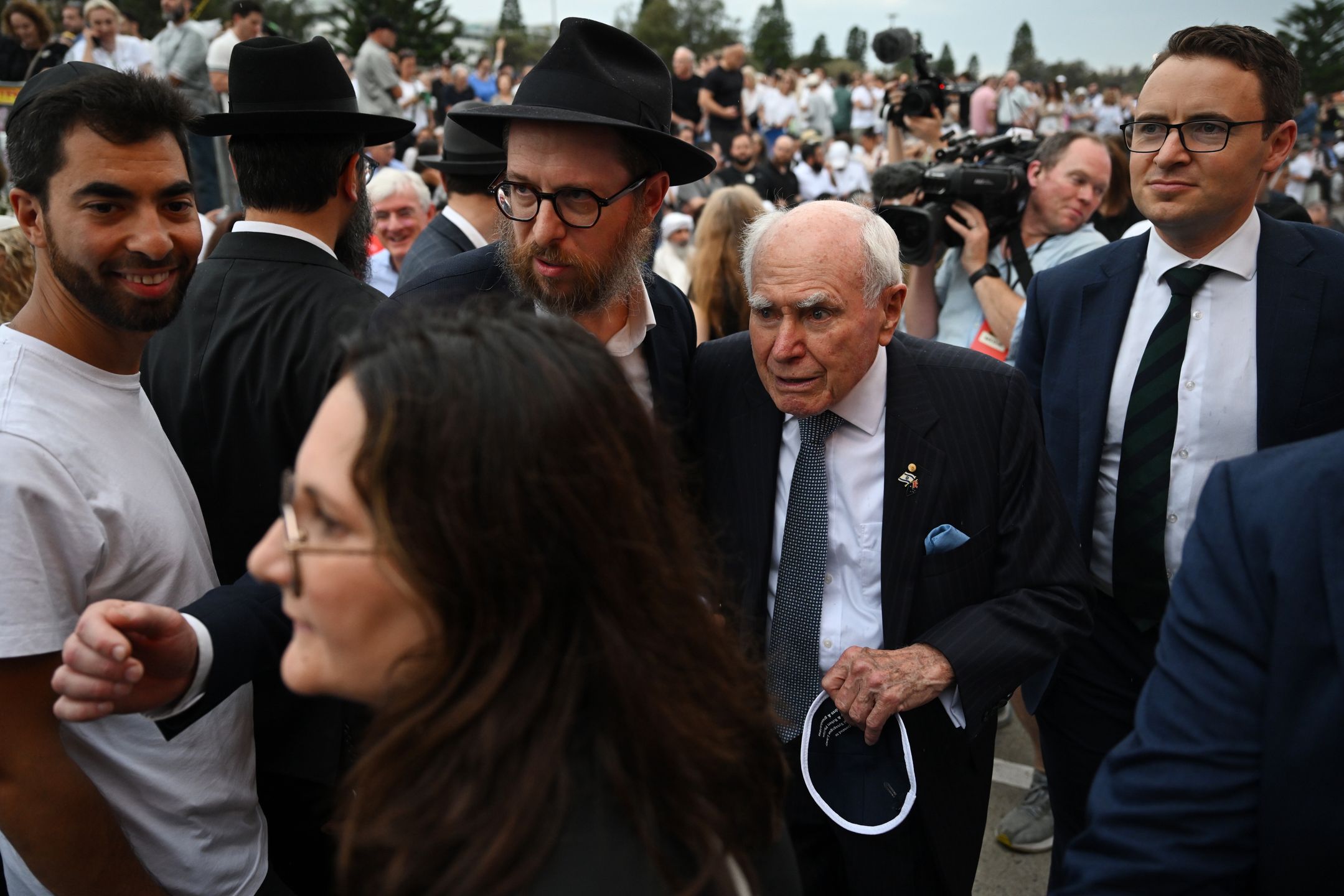 Vigil honors Bondi Beach victims in Sydney
epa12606880 Former Australian Prime Minister John Howard attends the National Day of Reflection vigil and commemoration for the victims and survivors of the Bondi Massacre at Bondi Beach in Sydney, Australia, 21 December 2025.  EPA/DEAN LEWINS AUSTRALIA AND NEW ZEALAND OUT 
Dostawca: PAP/EPA.
DEAN LEWINS
BONDI PAVILION, FLORAL MEMORIAL, FLOWERS, FLOWER MEMORIAL, NSW, GUNMEN, GUNMAN, SHOOTER, SHOOTERS, ATTACK, SHOOTING INCIDENT, TRAGEDY, VICTIMS, FATALITIES, MASSACRE, JEWISH COMMUNITY, HATE CRIME, ANTISEMITISM, MASS SHOOTING, BONDI BEACH SHOOTING, RELIGIOUS ATTACK, VIOLENCE, MOURNING, COMMUNITY TARGETED, DEATHS, FLORAL TRIBUTE, CASUALTIES, MASS KILLER, TERRORIST, TERRORISM, BONDI VIGIL AND COMMEMORATION, NATIONAL DAY OF REFLECTION