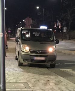 Miał trzy zakazy prowadzenia pojazdów. Chciał pracować na taxi