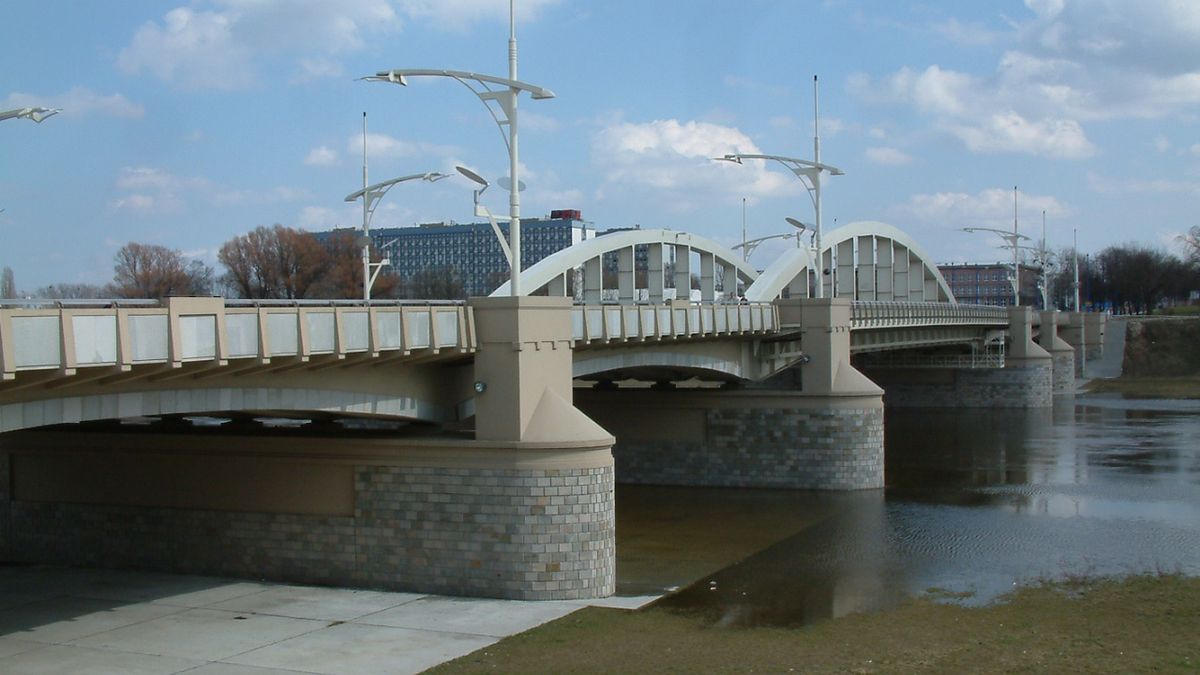 Most św. Rocha, a właściwie jego przęsła to cel wielu lekkomyślnych turystów