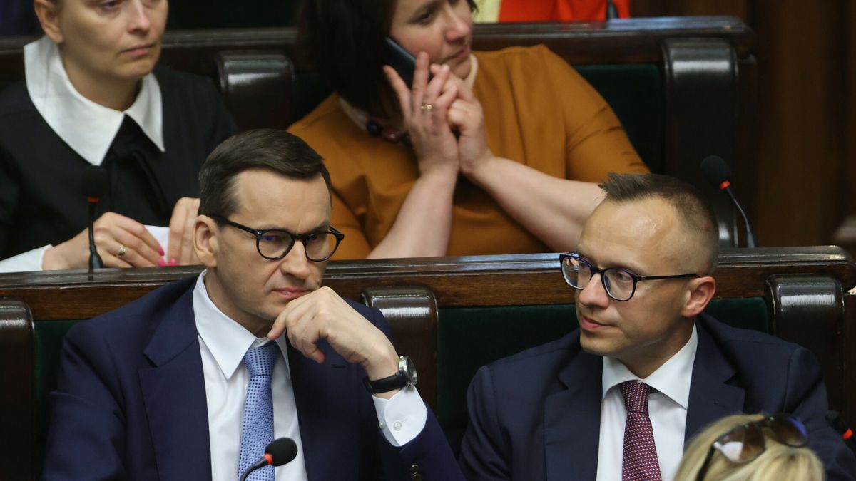 54. posiedzenie Sejmu IX kadencji
12.05.2022 Warszawa Sejm 54. posiedzenie Sejmu IX kadencji  Fot. Andrzej Iwanczuk/REPORTER
n/z: Mateusz Morawiecki, Artur Sobon
Andrzej Iwanczuk/REPORTER