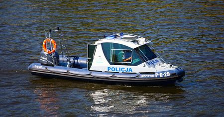 Skoczył z pomostu i nie wypłynął. Tragedia nad Jeziorem Głębokim