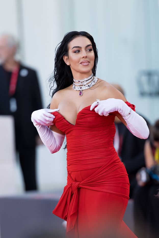 Georgina Rodriguez eksponuje pośladki podczas rajskich wakacji na Malediwach. Tak trzeba żyć? (ZDJĘCIA)