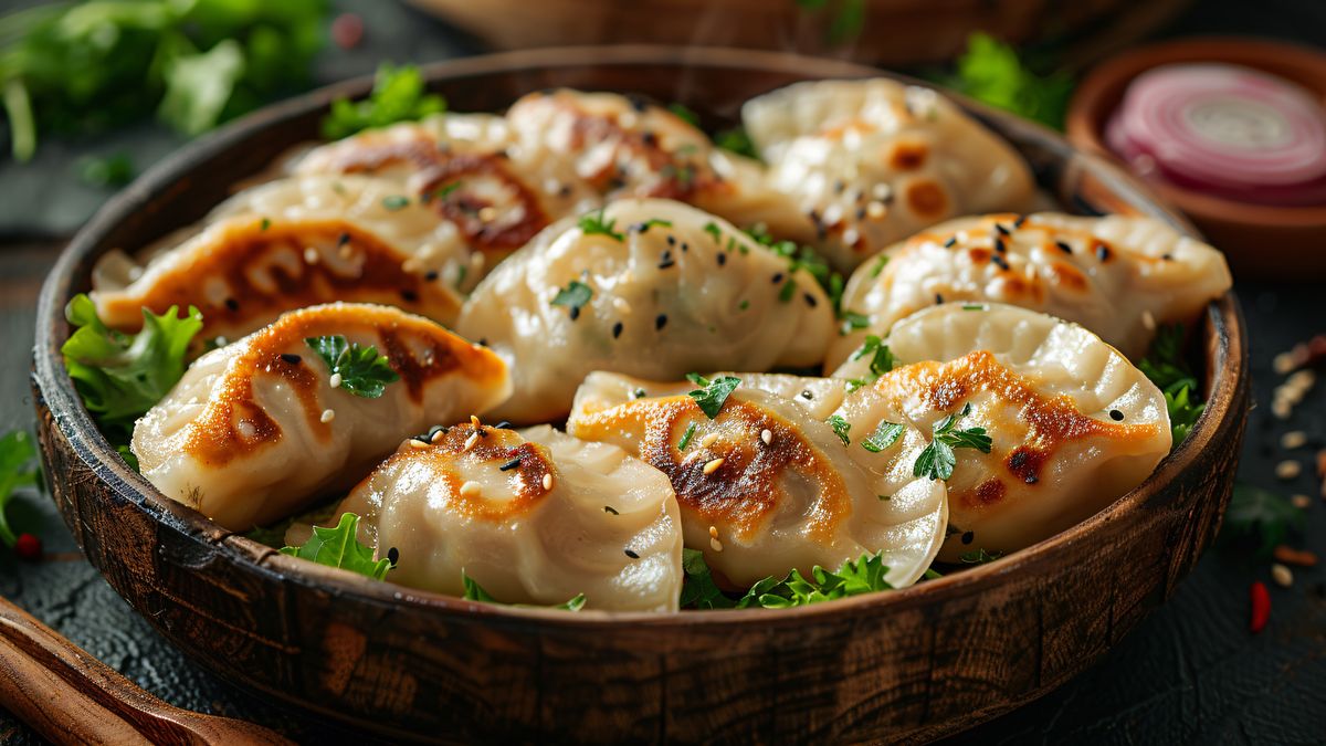 Pierogi z łososiem i koperkiem mogą konkurować z innymi daniami