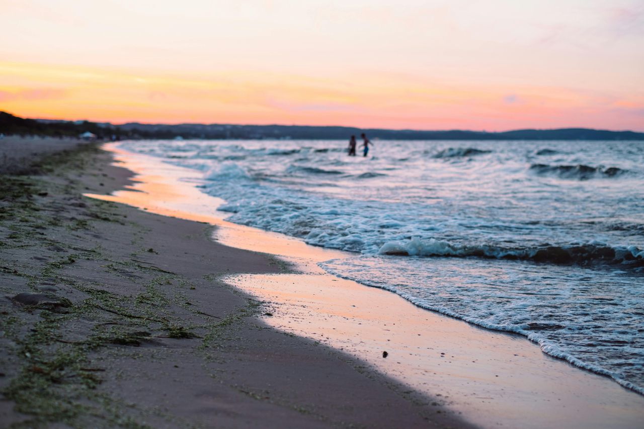 Tragic beach accident: Sand hole collapse claims young girl's life in Florida