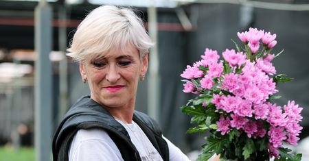 Tak przedłużysz świeżość kwiatów na grobach. Przetrwają nawet do świąt