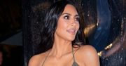 Kim Kardashian pręży się w BIKINI, eksponując umięśnione ciało. Fani komplementują: "Bogini" (FOTO)