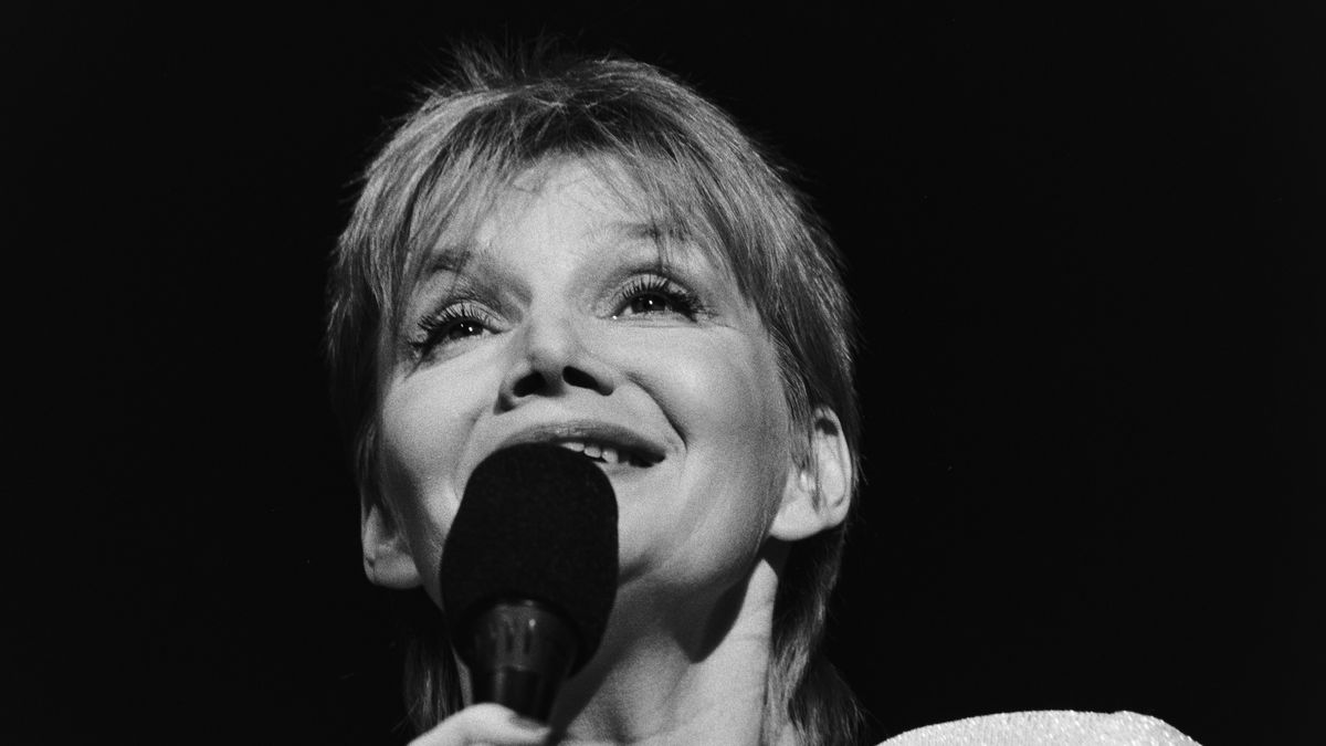 Anna Prucnal sur scène au théâtre de Paris, le 21 septembre 1984. (Photo by Jacques PRAYER/Gamma-Rapho via Getty Images)