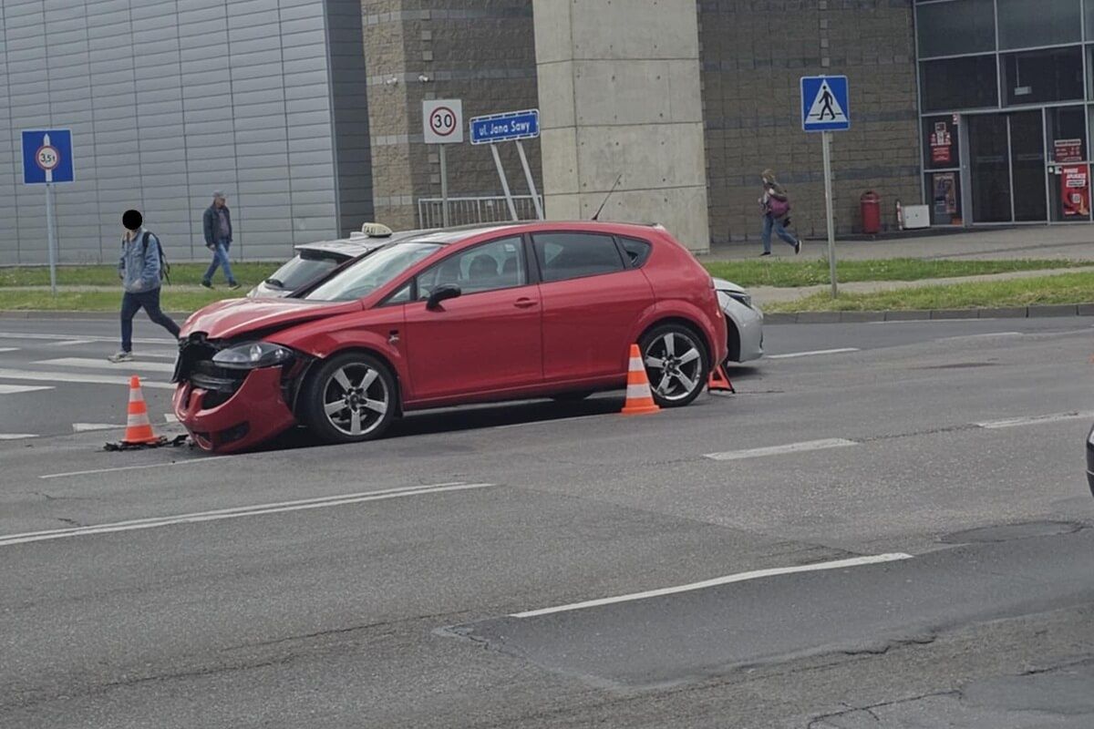 Zderzenie trzech aut na skrzyżowaniu ul. Zana i Jana Sawy w Lublinie