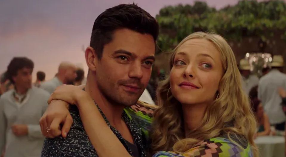 Kadr z filmu z "Mamma Mia!", w którym jedną z głównych ról gra Amanda Seyfried.