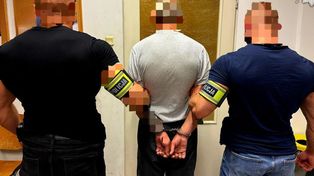 Obserwował mężczyznę w lombardzie, a gdy wyszedł, zagroził 21-latkowi nożem i ukradł mu pieniądze