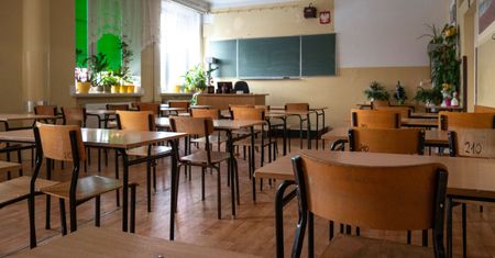 Dzieci zaczynają lekcje o 6:30. "Jestem załamana"