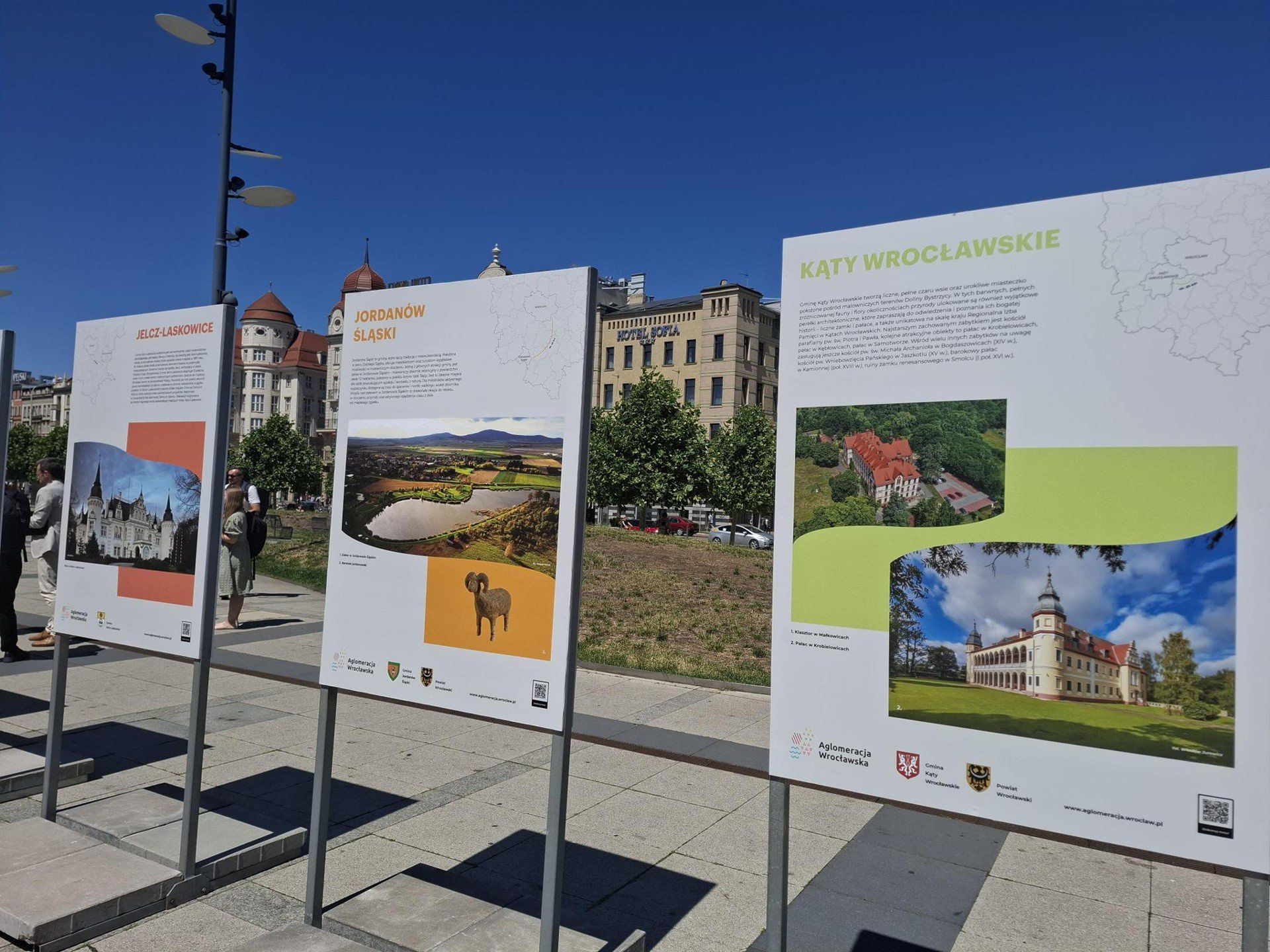 Na wrocławskim Dworcu Głównym stanęła czasowa wystawa prezentująca najpiękniejsze zakątki powiatu wrocławskiego. Ma zachęcić mieszkańców i turystów do odwiedzania unikatowych atrakcji, których nie brakuje w Aglomeracji Wrocławskiej.