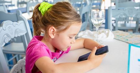 Zabrała dziecko do restauracji. Gdy włączyła telefon, posypała się lawina krytyki