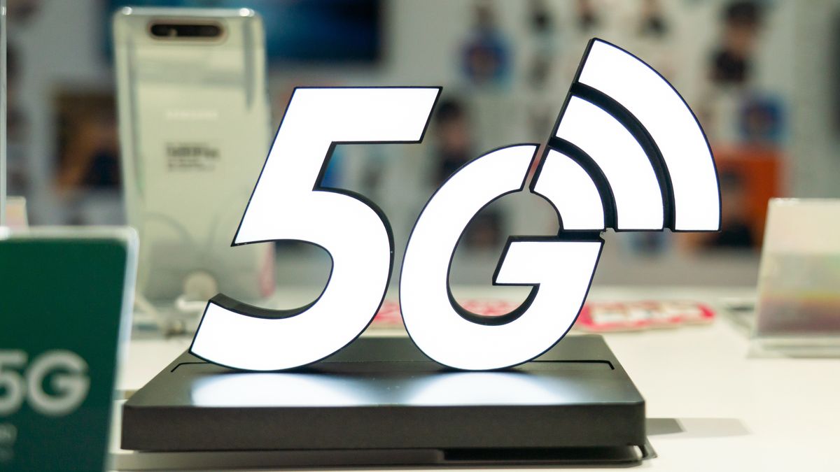 SHANGHAI, CHINA - 2019/07/27: A 5G logo seen in a Samsung store in Shanghai. (Photo by Alex Tai/SOPA Images/LightRocket via Getty Images)