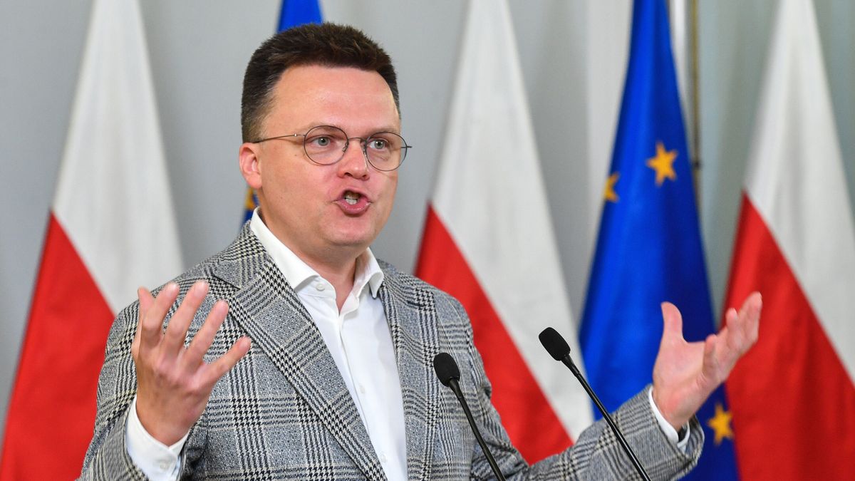 Warszawa, 01.07.2023. Przewodniczący Polski 2050 Szymon Hołownia przemawia na konferencji programowej "Polska Gospodarna" w Sejmie w Warszawie, 1 bm. Konferencja połączona była z debatą nt. wsparcia przedsiębiorców. Organizatorem wydarzenia jest wicemarszałek Sejmu Piotr Zgorzelski oraz Klub Parlamentarny Koalicji Polskiej. (aldg) PAP/Radek Pietruszka