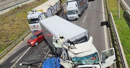 Zderzenie ciężarówek na trasie S8. Droga zablokowana