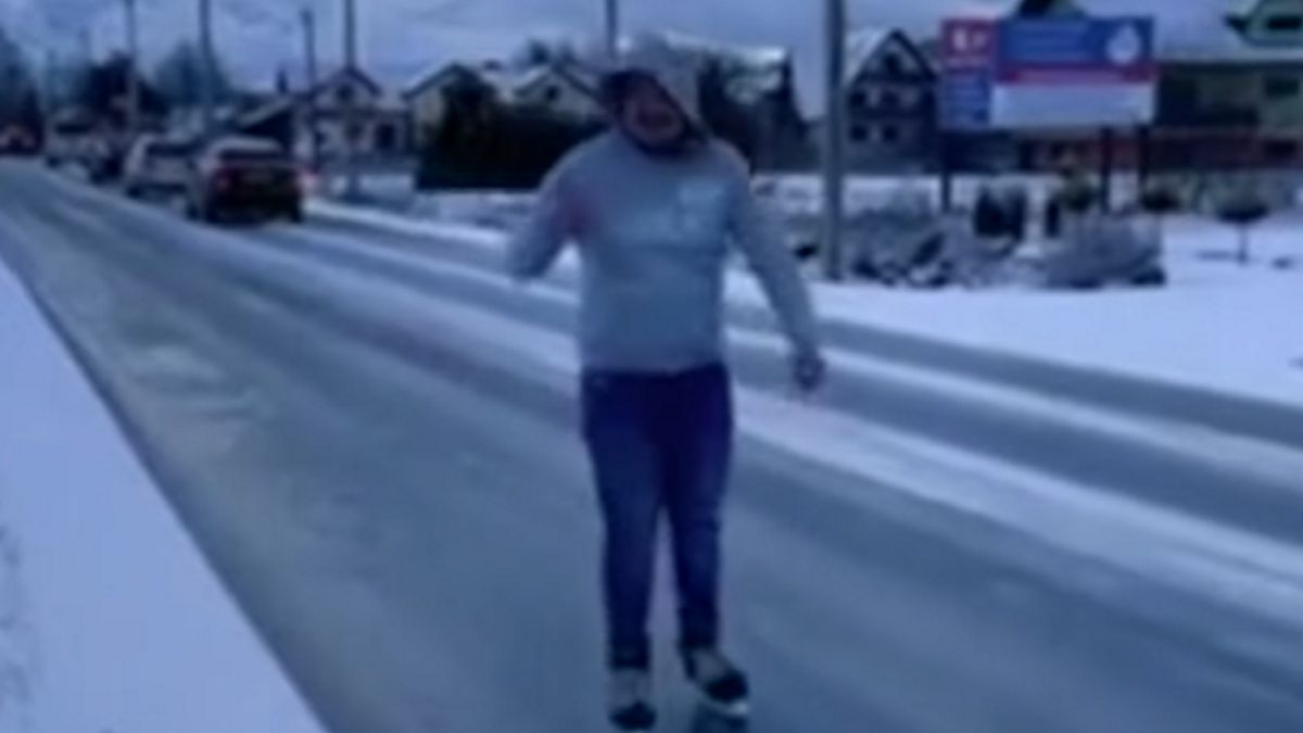 Mężczyzna pokazał oblodzenie drogi