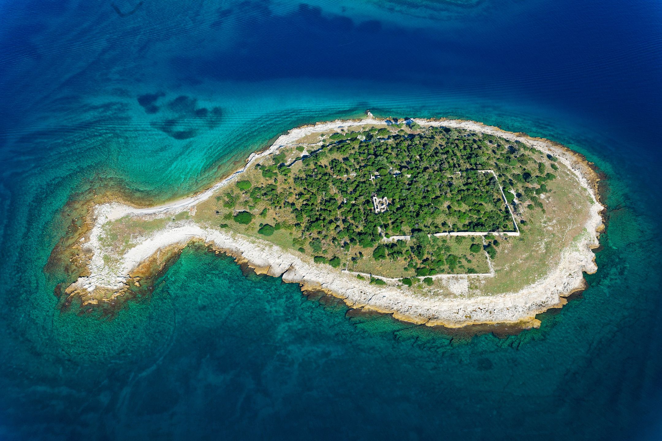 Jedna z wysp archipelagu Brijuni z lotu ptaka